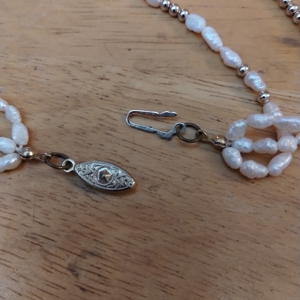 ESTATE unsigned Faux pearl multi strand women's necklace - Picture 4 of 5